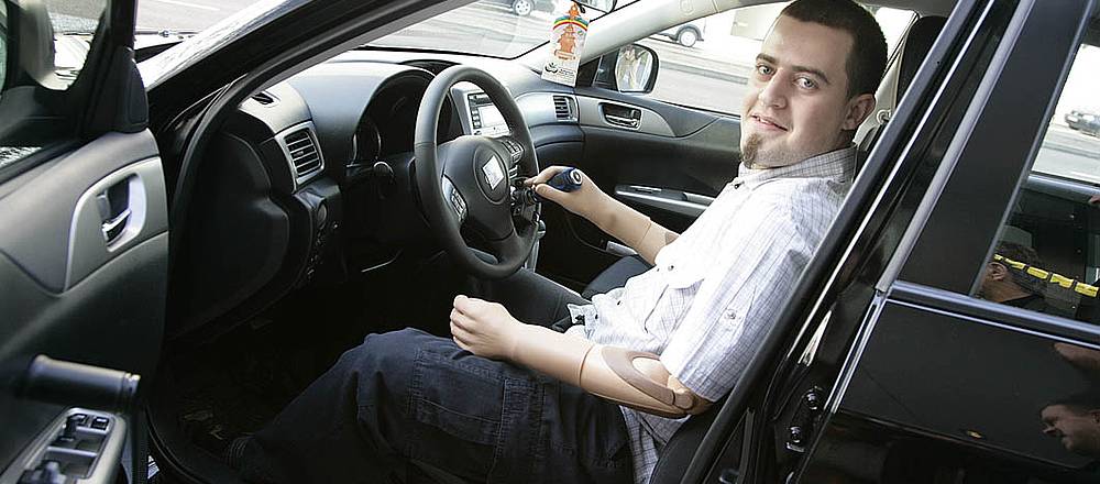 Christian Kandlbauer konnte dank Armprothesen seinen Führerschein machen.