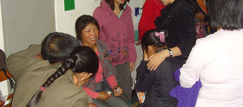 Foxconn-Angehörige in Trauer l Foto: Sacom Foxconn-Angehörige in Trauer l Foto: Sacom