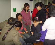 Foxconn-Angehörige in Trauer l Foto: Sacom