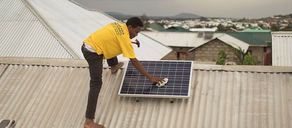 Montage von Mobisol-Solarmodulen in Tansania |Foto: Mobisol Montage von Mobisol-Solarmodulen in Tansania |Foto: Mobisol