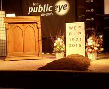 Das WEF stirbt? Nein, die Kritiker geben auf. Sie verabschieden sich mit einem satirischen Begräbnis des Gegners |Foto: Koch